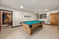 The Fox Den in Old Town! Pool, Sauna & Game Room Hotel di Fort Collins