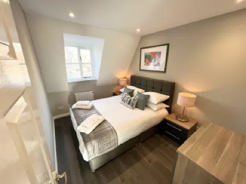 Beautiful Central Apartment with Parking Hotels in 