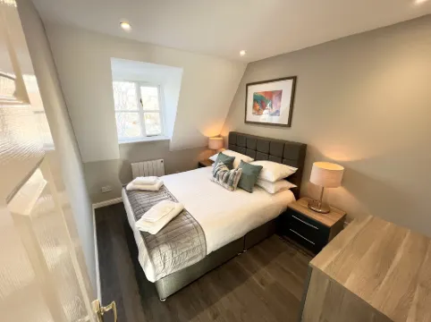 Beautiful Central Apartment with Parking