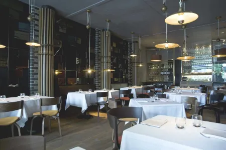 The LK Hotel Отели рядом с достопримечательностью «Лимбе Ботанический сад»