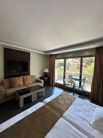 ArtPlatinum Suites&Apartments Отели рядом с достопримечательностью «Памятник Коломаресу»