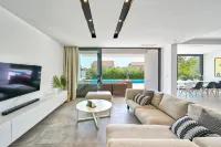 5-Bedroom Villa Near Split with Pool Hotels in Kastel Stafilic