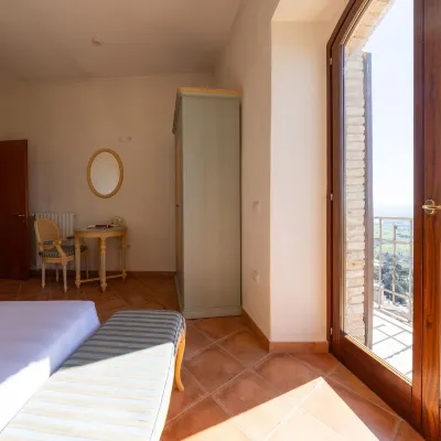 Hotel Monastero Sant'Andrea = 聖安德烈修道院飯店 圣弗朗西斯科达西西机场附近的飯店