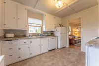 Camp Street Haven: 2-Bedroom Peaceful Getaway