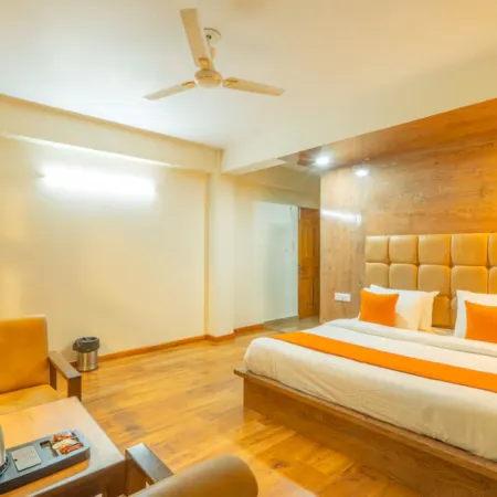 Hotel Rising Star with Garden with Private Parking Near to Mall Road