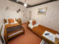 Crown and Trumpet Inn Hotels in Broadway