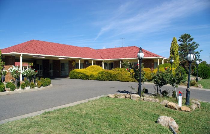 Pines Country Club Motor Inn