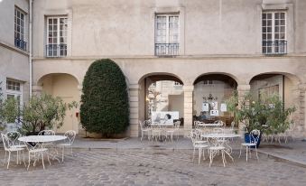Mije Marais Hostel