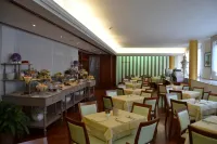 Hotel Due Leoni Hotel dekat Teatro Zancanaro di Sacile
