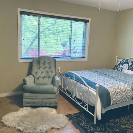 Brother Li Homestay Отели в г. Калгари
