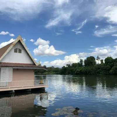 Bamboo House Resort Отели рядом с достопримечательностью «Военный музей JEATH»