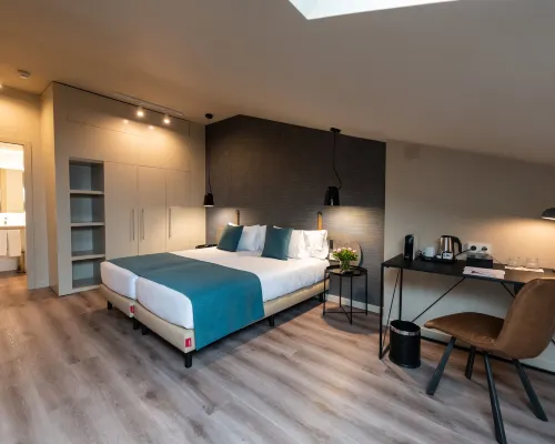 Atenea Rekord Suites Hotels near FGC - Les Tres Torres