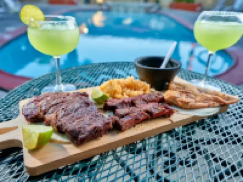 Family Garden Inn & Suites Hotel di Laredo