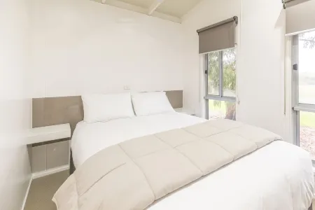 Nrma Warrnambool Riverside Holiday Park Отели рядом с достопримечательностью «Deep Blue Hot Springs Warrnambool»