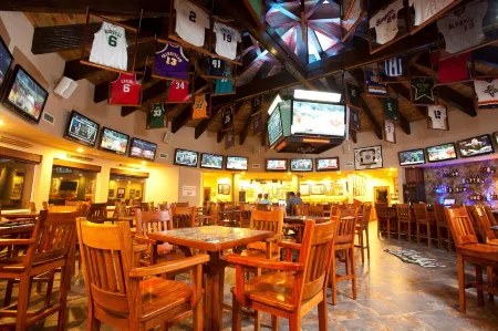 Clarion Suites Roatan at Pineapple Villas Отели в г. First Bight