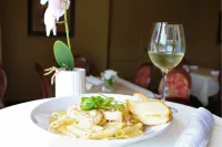 Monte Carlo Inn & Suites Downtown Markham - พร้อมอาหารเช้า