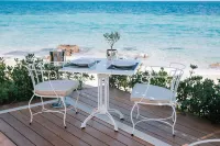 Avaton Luxury Beach Resort - Relais & Chateaux - con vista montagne