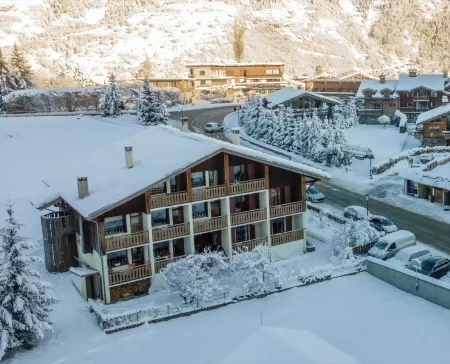 La Maison Hôtel les Peupliers Отели рядом с достопримечательностью «Moncler»