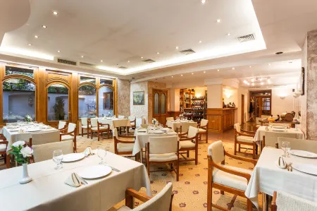 Geneva Hotel Отели рядом с достопримечательностью «Абакус бизнес център»