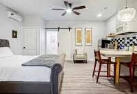 Vintage Studio 6min-plaza Dist Full Kitchen Hotels in 