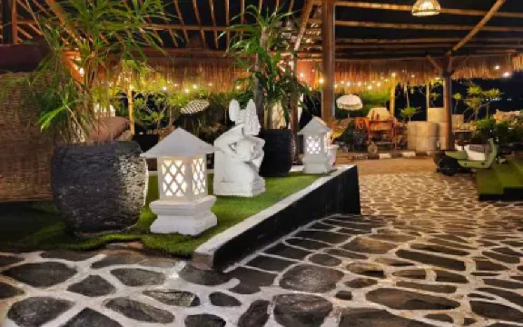 Scallywags Beach Club Hotels near Gili Island Diving Center