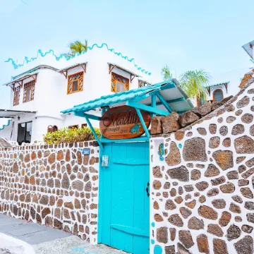 Maidith Galapagos Inn Отели рядом с достопримечательностью «Баия Тортуга»