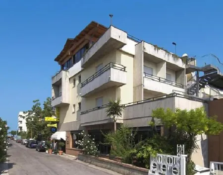 Ristorante Hotel Lucia - 100 mt Dal Mare Отели рядом с достопримечательностью «Porto di Giulianova»