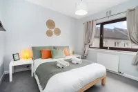 3 Bedroom House - Free Parking Hotels in 