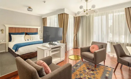Queen's Court Hotel & Residence