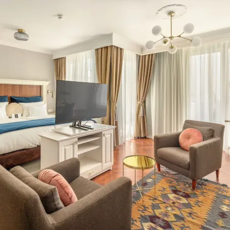 Queen's Court Hotel & Residence