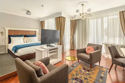 Queen's Court Hotel & Residence Hotels in Budapest