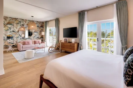 The Savoy Hotel & Beach Club Отели рядом с достопримечательностью «Art Center - Richard Shack Gallery»