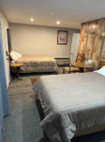 Fins and Feathers Lodge Hotels in 