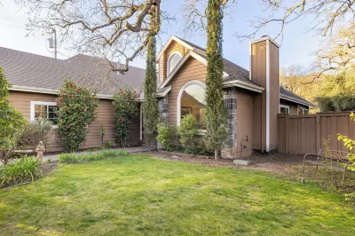 Valley of the Moon by Avantstay Tranquil Escape, Large Yard w/ Hot Tub & Fire Pit