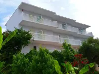 Yanna Studios Hotels in Planos