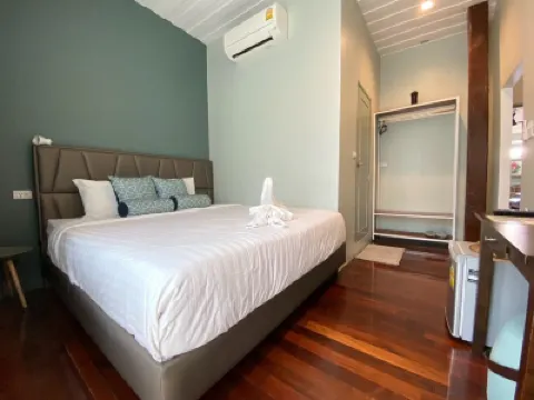Saijai Cafe & Hostel Hotels near Overbrook Hospital