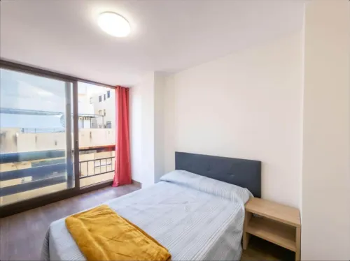 3 Bed Apartment Sleeps 6 - Free Parking & Balcony - 2-Star