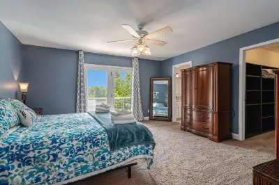 Serene lakefront retreat with an expansive deck, dock access, game room, & AC Hotel in zona Andrews University Department of Communication