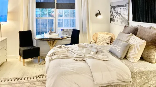 Charming recently renovated bungalow in historic downtown Navasota with WiFi, AC Hotels in Navasota