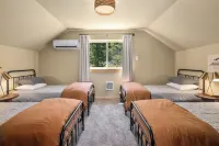 Secluded 4-bedroom Cabin Retreat with Game Room, AC, Hot Tub and Amazing View