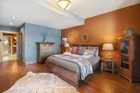 NEW! Laughing Moose Lodge. Stunning Mtn Views, Fireplace, Billiards, Hot Tub.