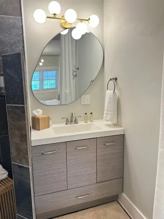 Downtown Suite-Walk to Eat-Easy Park-Smart TV-Wifi