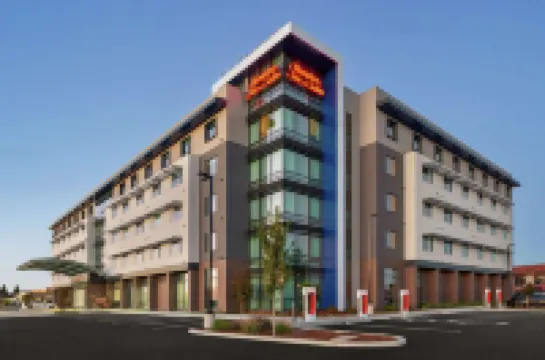 Hampton Inn & Suites - San Mateo