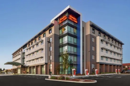 Hampton Inn & Suites - San Mateo