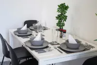 Free Parking - 2 Bedroom Flat Hotels in Wishaw