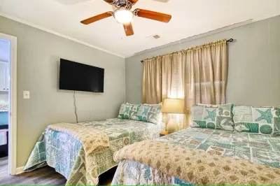 North Myrtle Retreat, 2bd 2ba apartment in 3unit building 1-block from the Beach