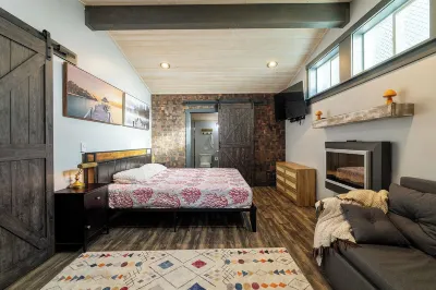 Cozy & Quaint Westport Cottage, EV charger, 1mi to beach, restaurants & parks 브레이디스 오이스터스 주변 호텔