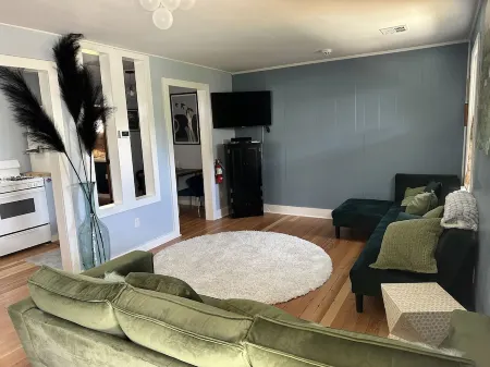 NEW! Cozy cottage walking distance to the Yellowstone River