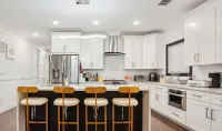 Contemporary Luxury 3 Bdr Apt for 6 +Free Parking