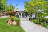 Luxury Villa - simple stones throw from the lake